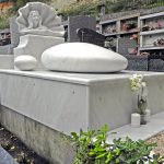 monument-funeraire-marbre-coquillage