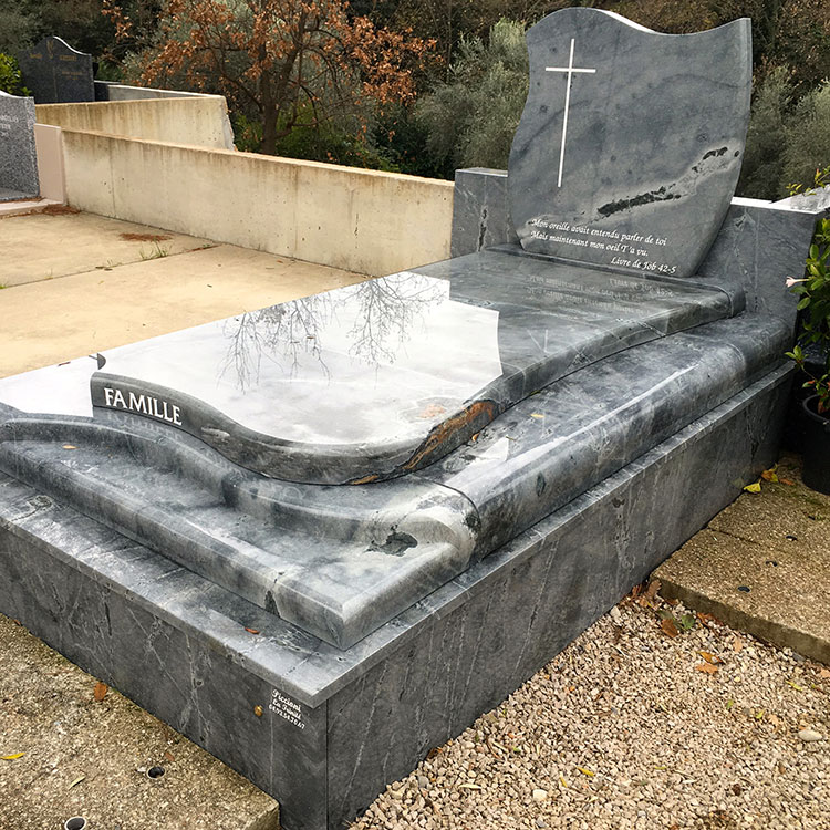 Grey pearl au cimetière du Mont Gros