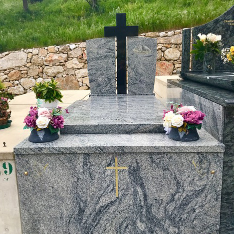 Monument avec Croix au cimetière de La Buffe à Cagnes-sur-Mer
